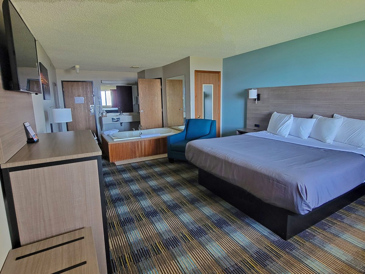 Lakefront King Whirlpool Room